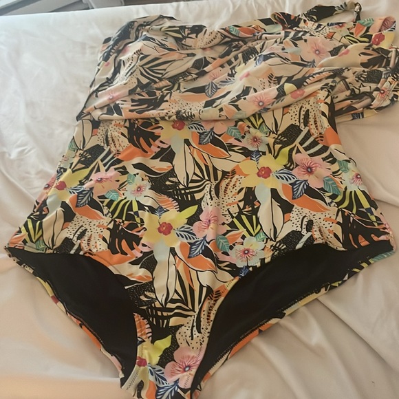 NWT Old Navy Floral-Print Secret-Slim Plus-Size Underwire One-Piece Swimsuit - Picture 5 of 8